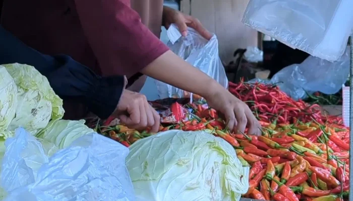 Pasar Ciputat Ramai, Harga Cabai Rawit Mencapai Rp95.000/Kg