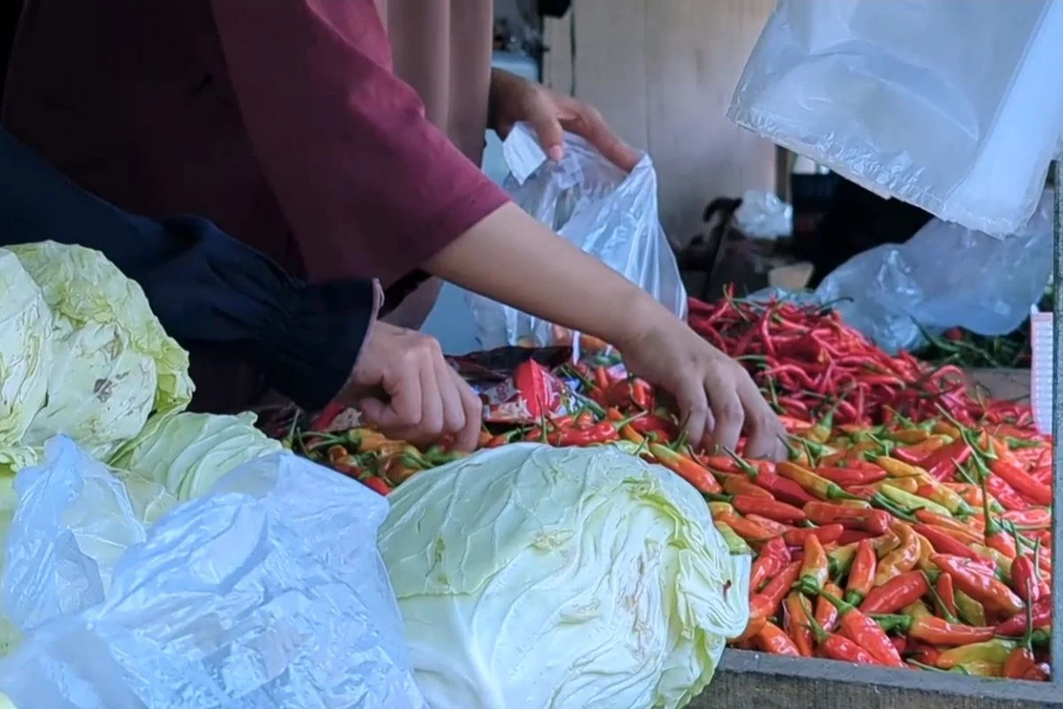 Pasar Ciputat Ramai, Harga Cabai Rawit Mencapai Rp95.000/Kg