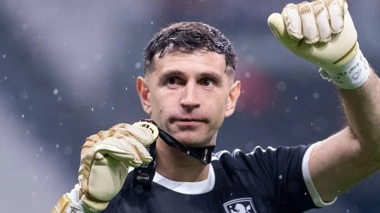 Persaingan Sengit: Juventus Incar Emiliano Martinez untuk Penguatan Tim