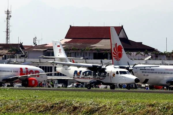 Pesawat Terbang: Dari Penampakan Lusinan Pesawat Tempur AS Hingga Bandara Husein Sastranegara Siap Beroperasi