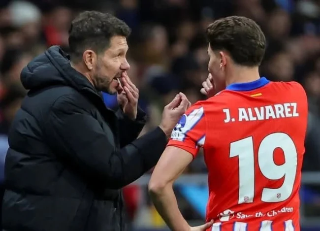 Simeone Berbicara tentang Pembicaraan dengan Julian Alvarez, Target Barça