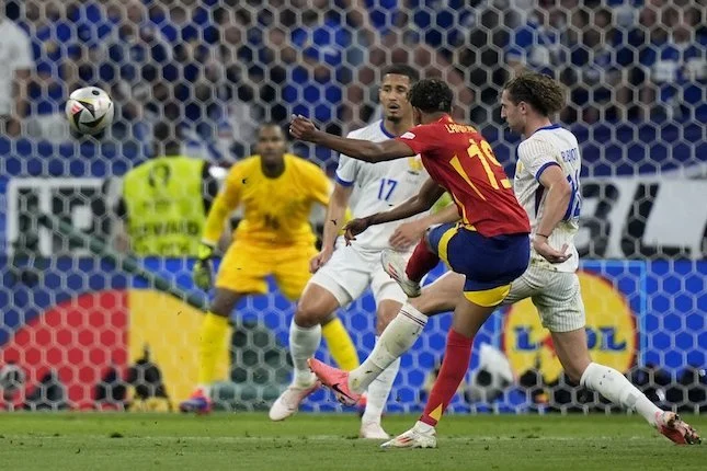 Spanyol Tampil Dominan, Marc Cucurella Jadi Kunci Kemenangan Atas Prancis di Semifinal Piala Dunia