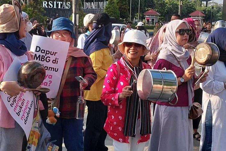 Berita Terkini: Emak-Emak di Jalan, Beasiswa di UGM, dan Keselamatan LEPAS E4 EV