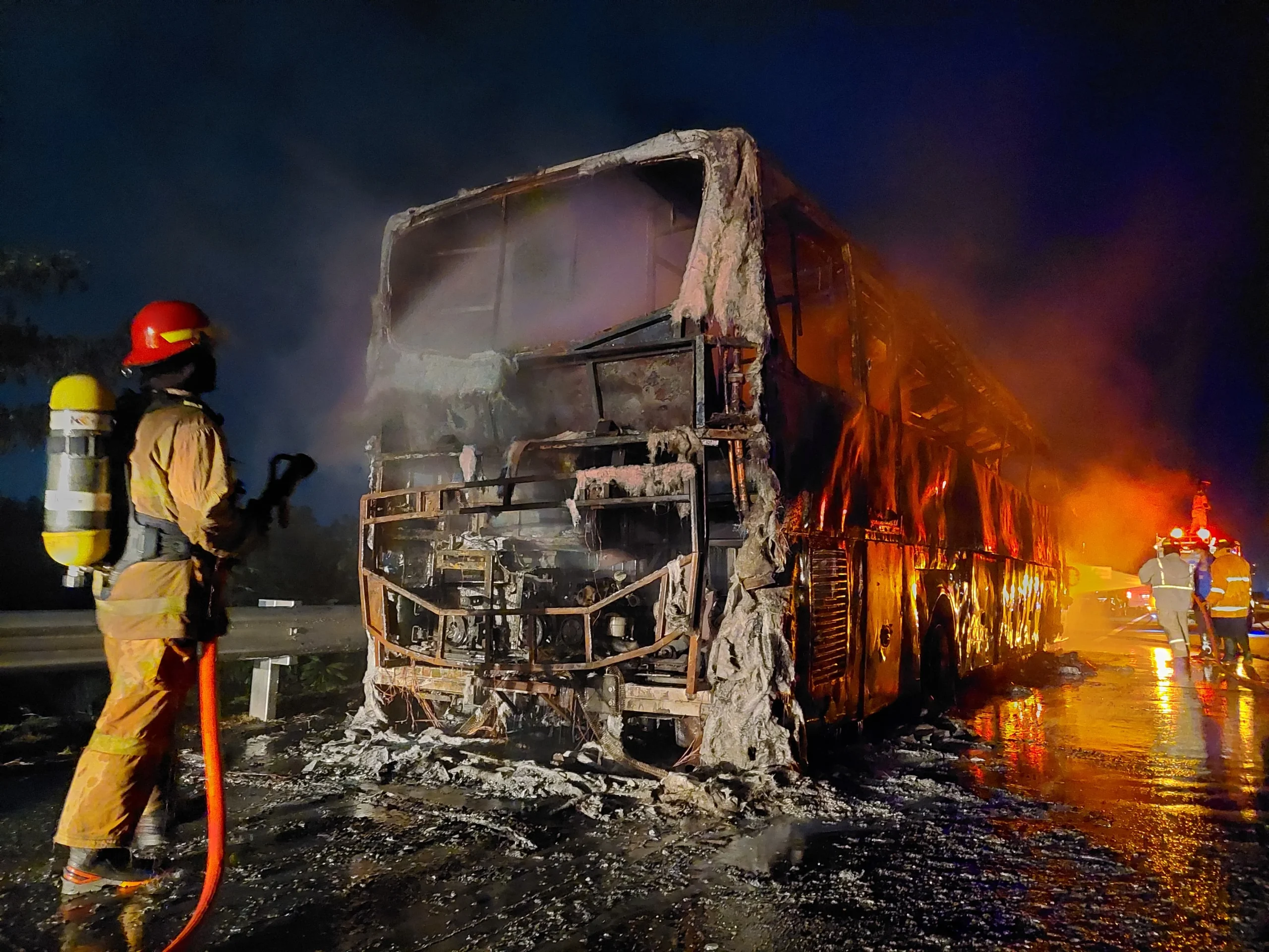 Bus Gunung Harta Terbakar di Tol Nganjuk, 30 Penumpang Selamat Berkat Aksi Cepat Kru