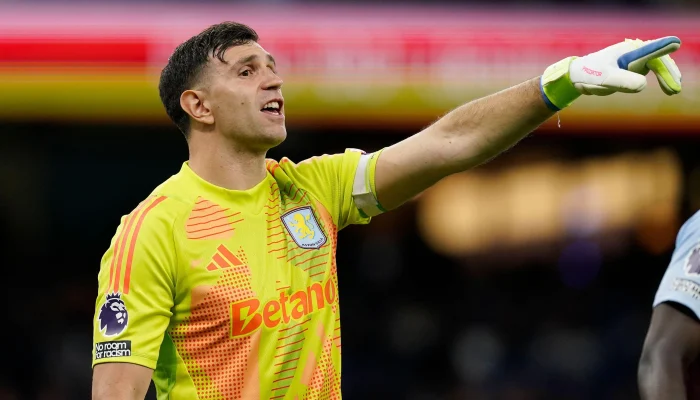 Emi Martinez: Aston Villa Siap Melepas Kiper Utama untuk Pertahankan Ezri Konsa