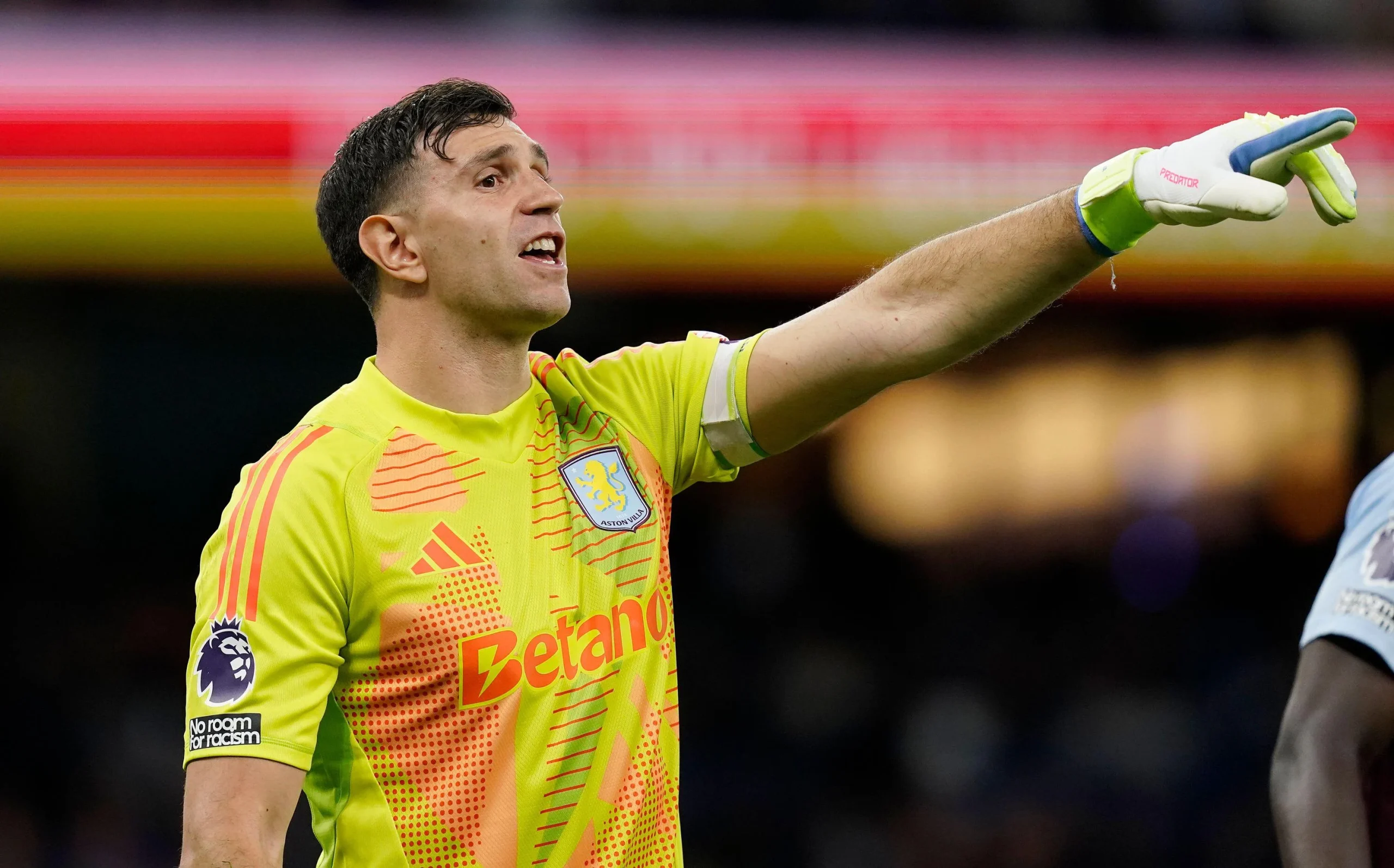 Emi Martinez: Aston Villa Siap Melepas Kiper Utama untuk Pertahankan Ezri Konsa