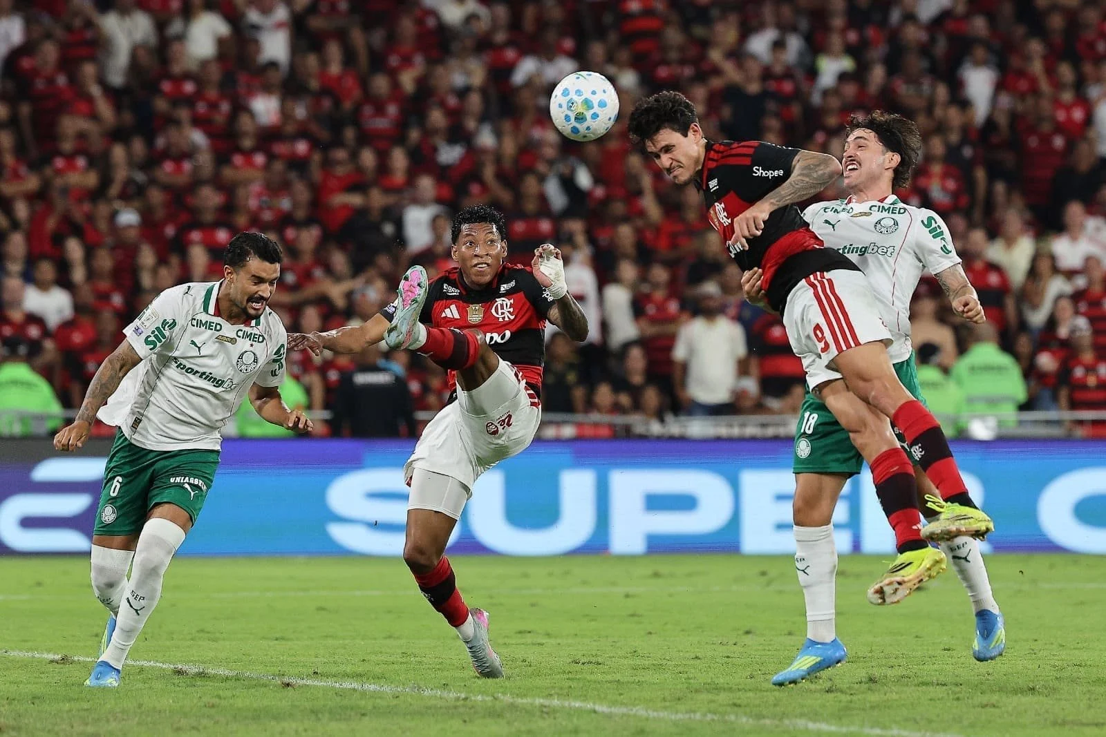 Flamengo Mengalahkan Vitória dan Mendekati Posisi Palmeiras di Brasileirão
