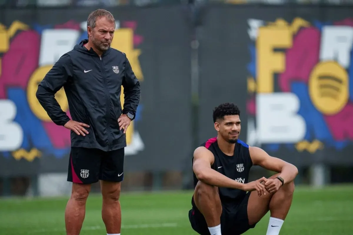 Hansi Flick Berbicara Tentang Masa Depan Ronald Araujo di Barcelona