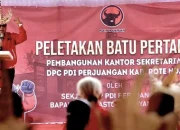 Hasto Kristiyanto Hadiri Peletakan Batu Pertama Kantor DPC PDIP Samosir