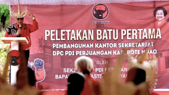 Hasto Kristiyanto Hadiri Peletakan Batu Pertama Kantor DPC PDIP Samosir