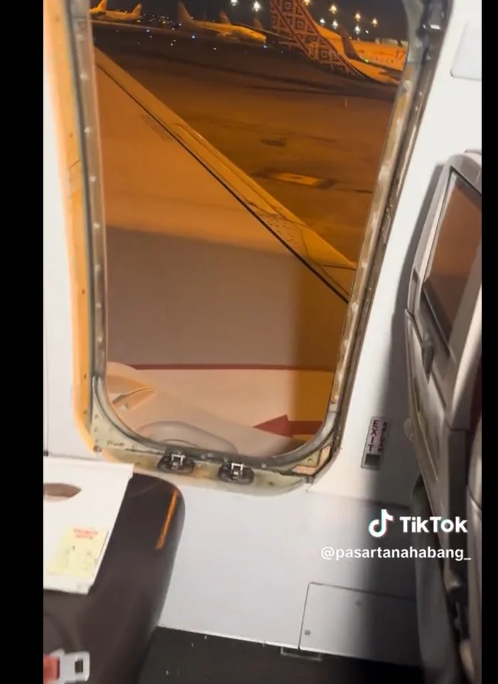Insiden Batik Air: Penumpang Coba Buka Pintu Darurat di Udara dan Upacara HUT RI di Bawah Air