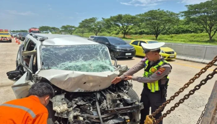Insiden Kejar-Kejaran di Tol Semarang: Xpander Tabrak Palang Tol
