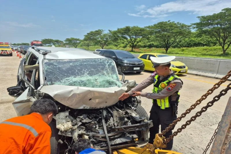 Insiden Kejar-Kejaran di Tol Semarang: Xpander Tabrak Palang Tol