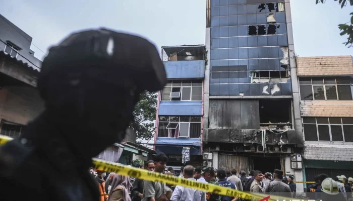 Kebakaran Gedung Bapenda DKI Jakarta: Polisi Selidiki Penyebab dan Mengambil Sampel