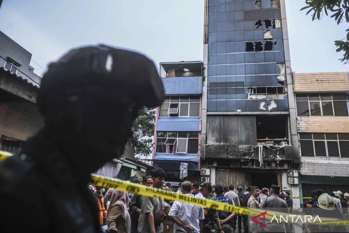 Kebakaran Gedung Bapenda DKI Jakarta: Polisi Selidiki Penyebab dan Mengambil Sampel