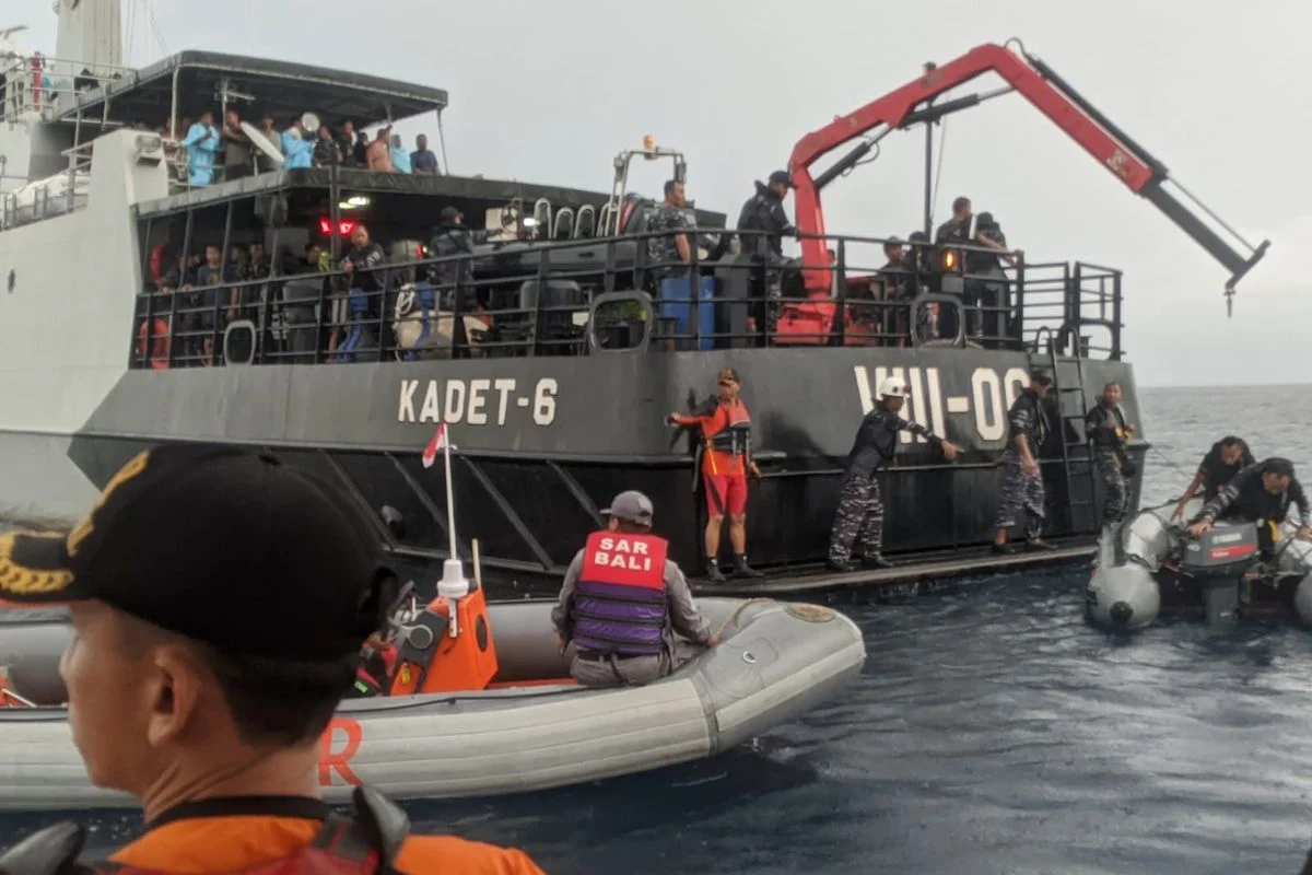 KMP Putri Yasmin Terbakar di Perairan Bali, Evakuasi Penumpang Masih Berlangsung