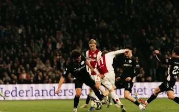 Maarten Paes Memulai Debutnya sebagai Starter di Ajax Amsterdam, Membantu Timnya Meraih Kemenangan 3-1 atas Shelbourne