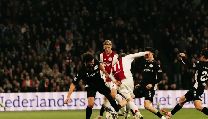 Maarten Paes Memulai Debutnya sebagai Starter di Ajax Amsterdam, Membantu Timnya Meraih Kemenangan 3-1 atas Shelbourne