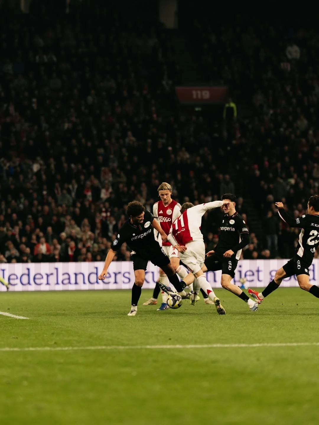 Maarten Paes Memulai Debutnya sebagai Starter di Ajax Amsterdam, Membantu Timnya Meraih Kemenangan 3-1 atas Shelbourne