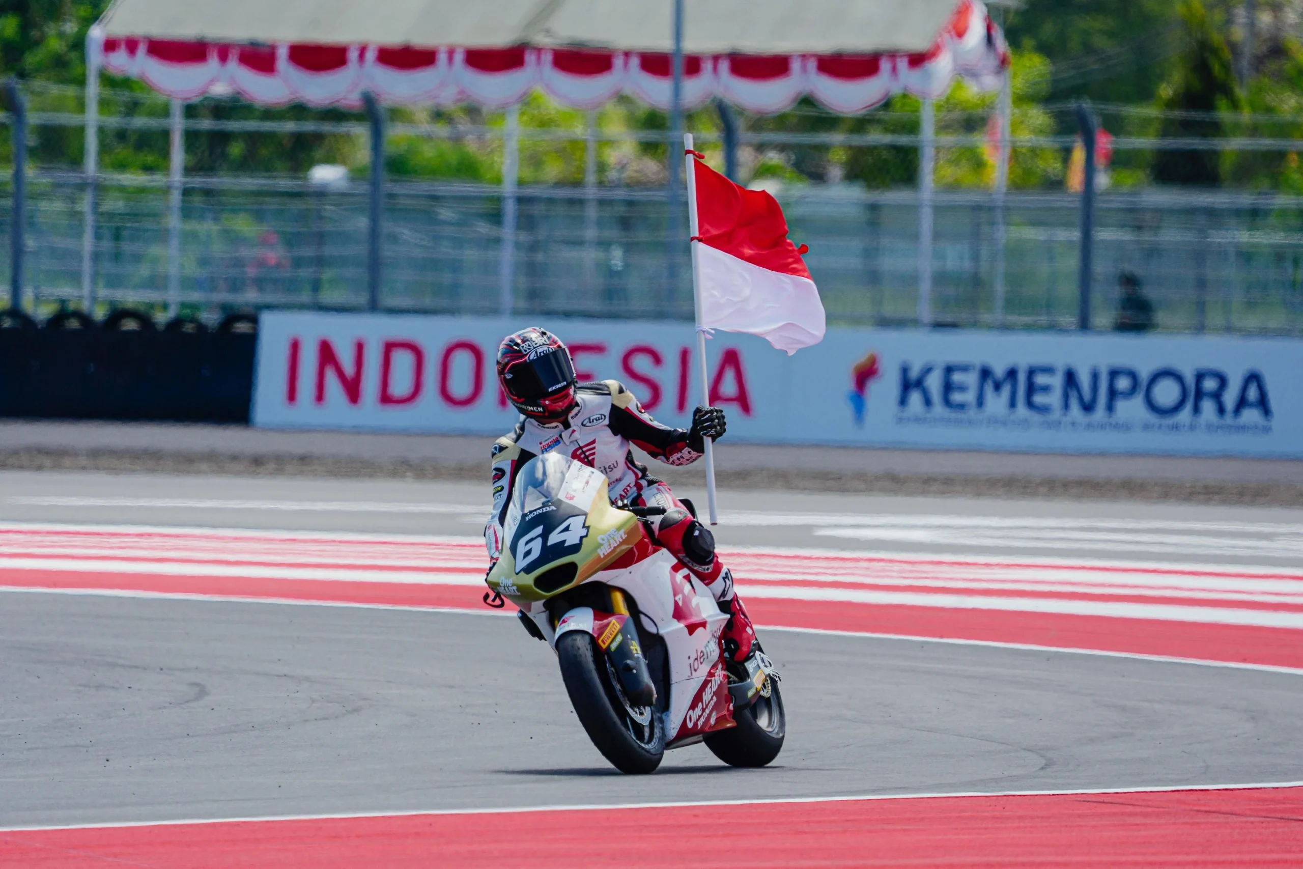 Mario Aji Bangkit dari Cedera, Berkah MotoGP untuk Marshal Lokal Mandalika
