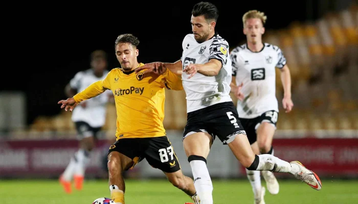 Pertandingan Wolves vs Port Vale Berakhir dengan Kekacauan di Tribun