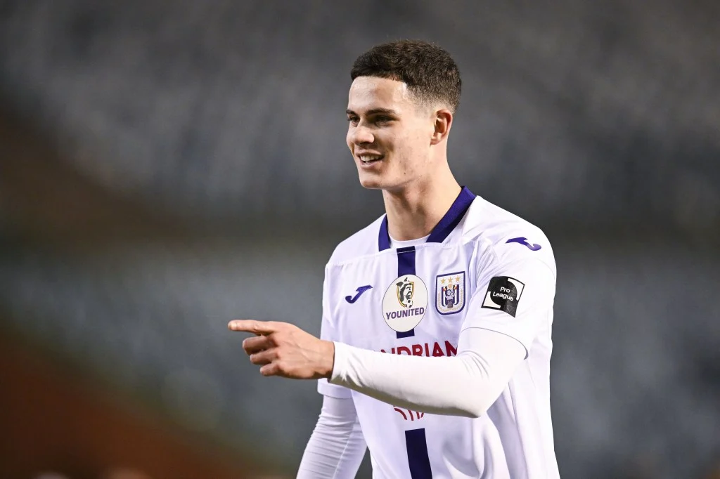 Robbie Ure Bergabung dengan Sevilla FC: Masa Depan Cerah untuk Striker Muda Scotland