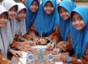 Seni Sebagai Bentuk Ekspresi Diri: Kisah Sarah Ortegon dan Upaya Masyarakat Menyelamatkan Pos