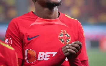 Siyabonga Ngezana Dinobatkan sebagai Bek Tengah Terbaik di Romania