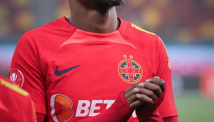 Siyabonga Ngezana Dinobatkan sebagai Bek Tengah Terbaik di Romania