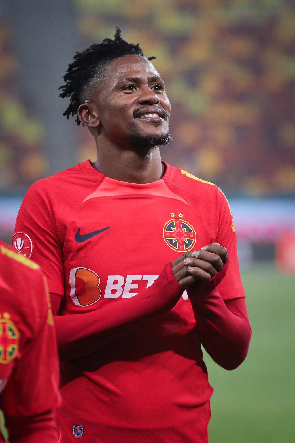 Siyabonga Ngezana Dinobatkan sebagai Bek Tengah Terbaik di Romania